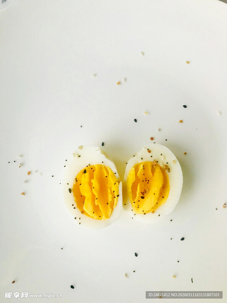 切开的美味熟鸡蛋