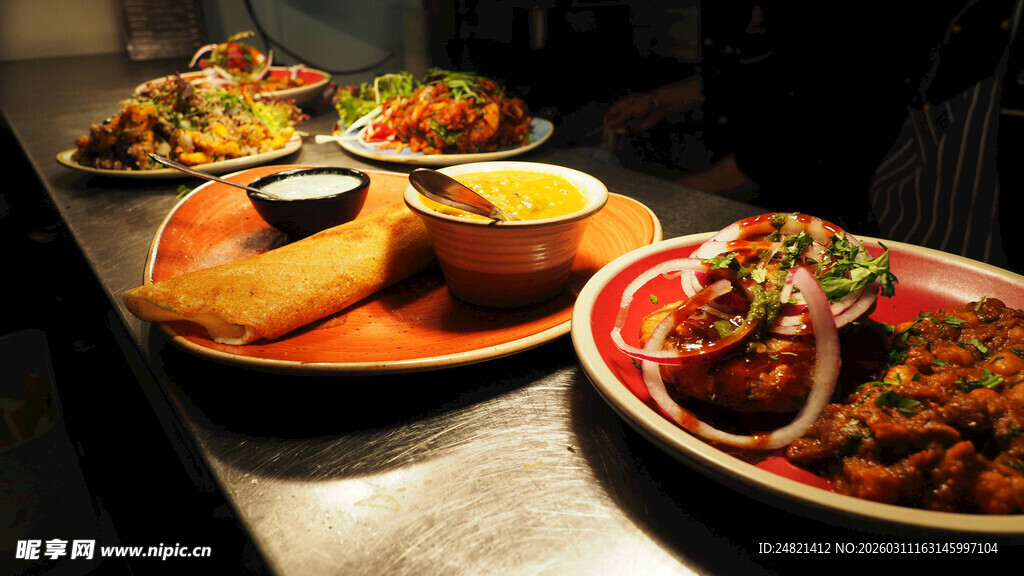 多样美味菜肴摆放在桌