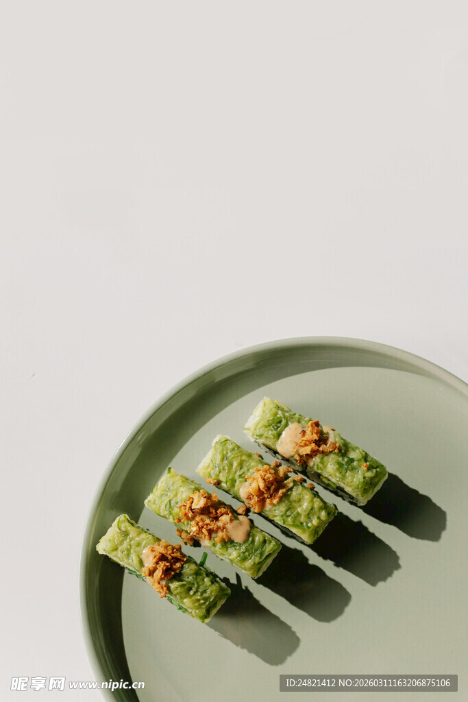 精致抹茶糕点整齐排列