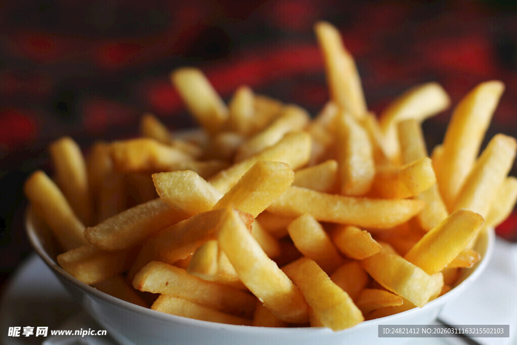 美味金黄薯条盛于白碗中