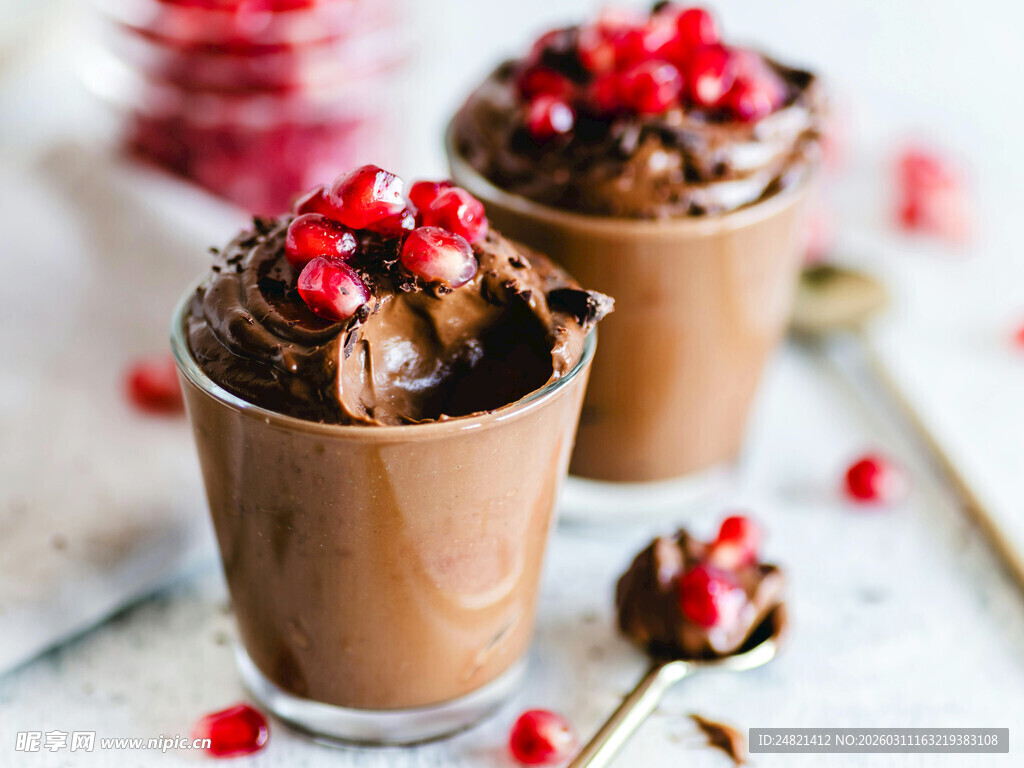 巧克力布丁配石榴籽