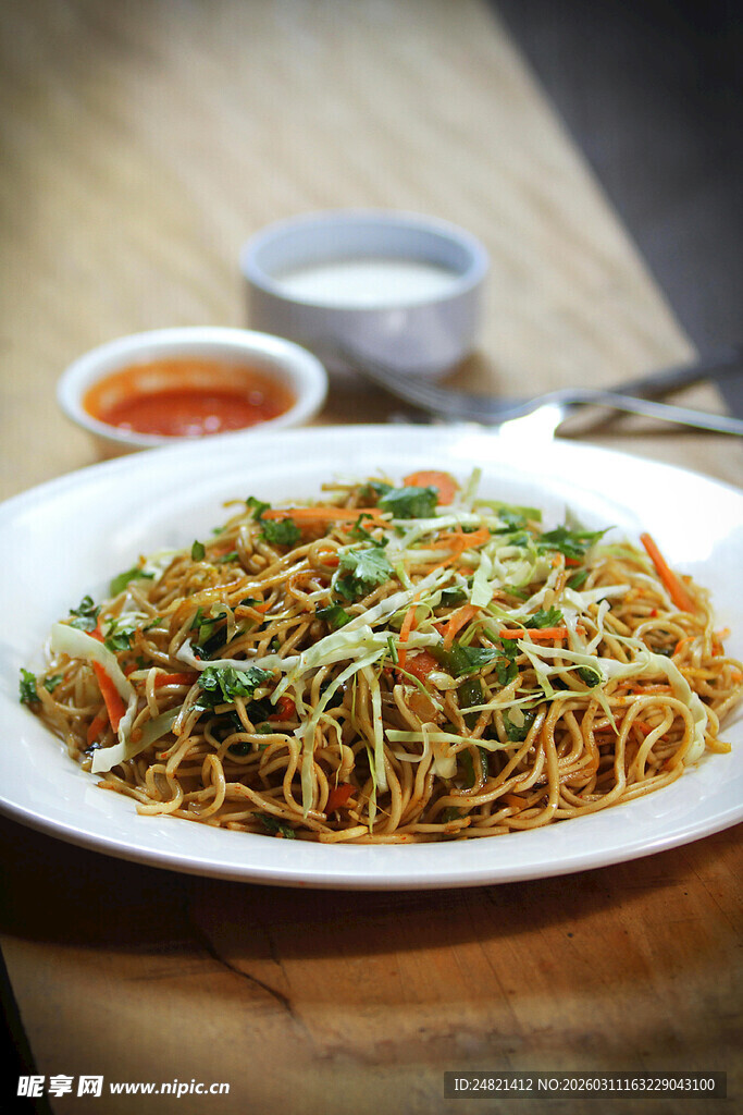 美味炒面配酱料