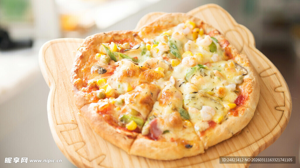 美味多彩披萨置于木盘上