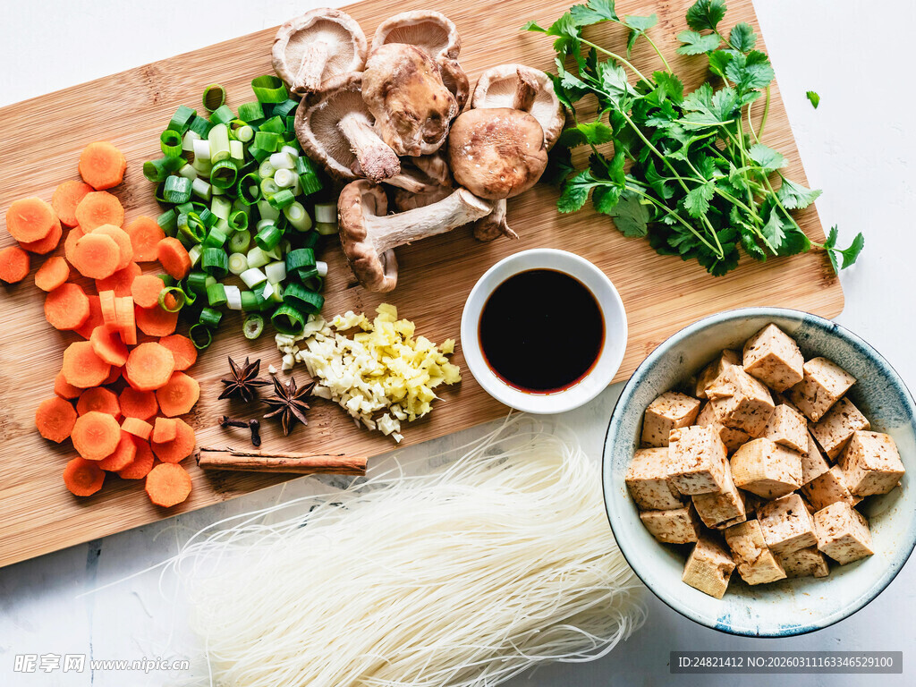 多样食材准备烹饪美食