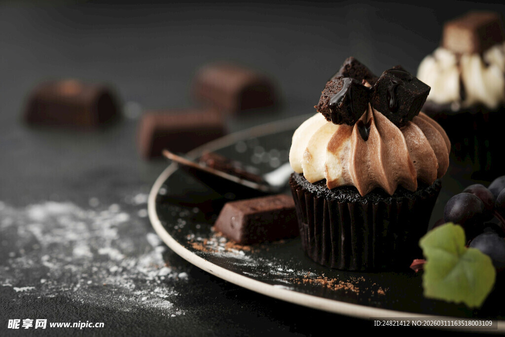 精致巧克力纸杯蛋糕