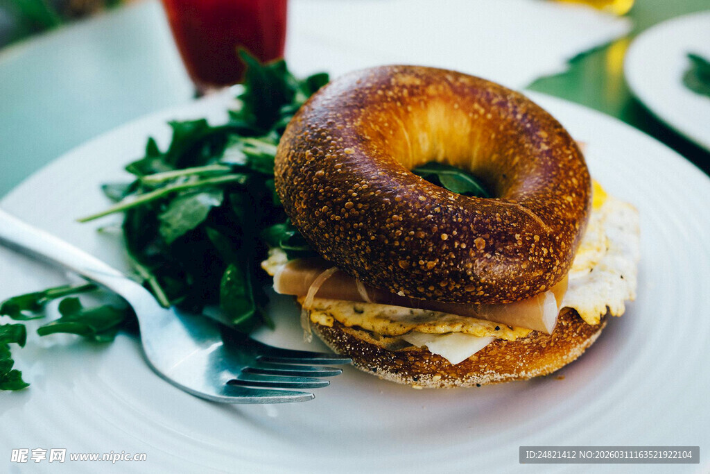 美味贝果三明治配新鲜蔬菜