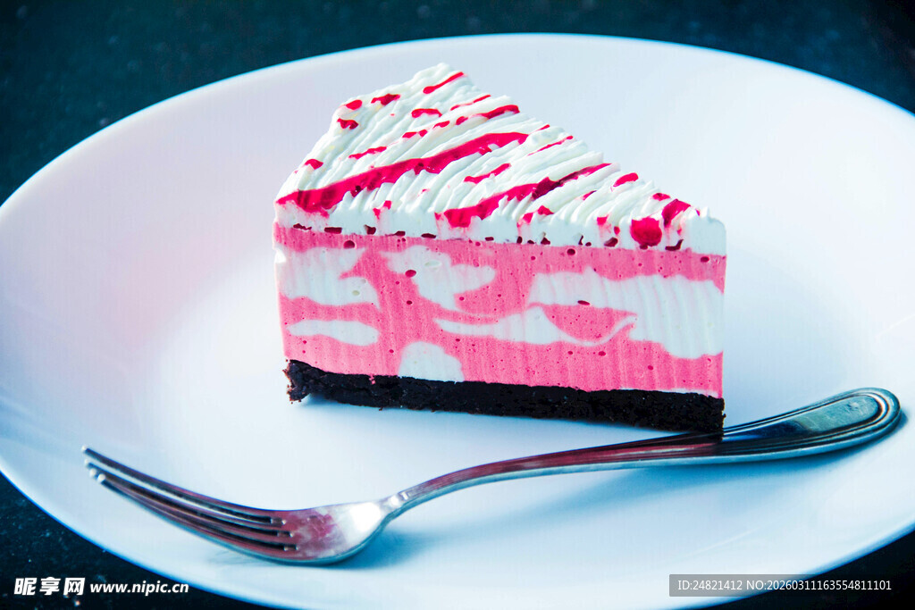 粉色夹心蛋糕配银叉