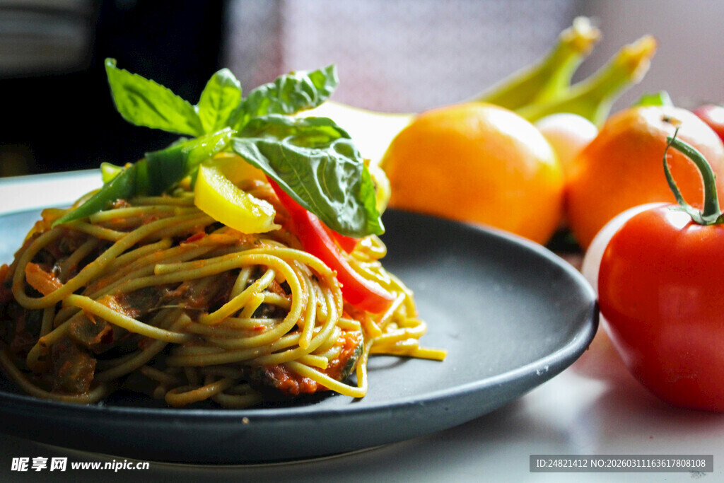 美味意面搭配新鲜蔬菜