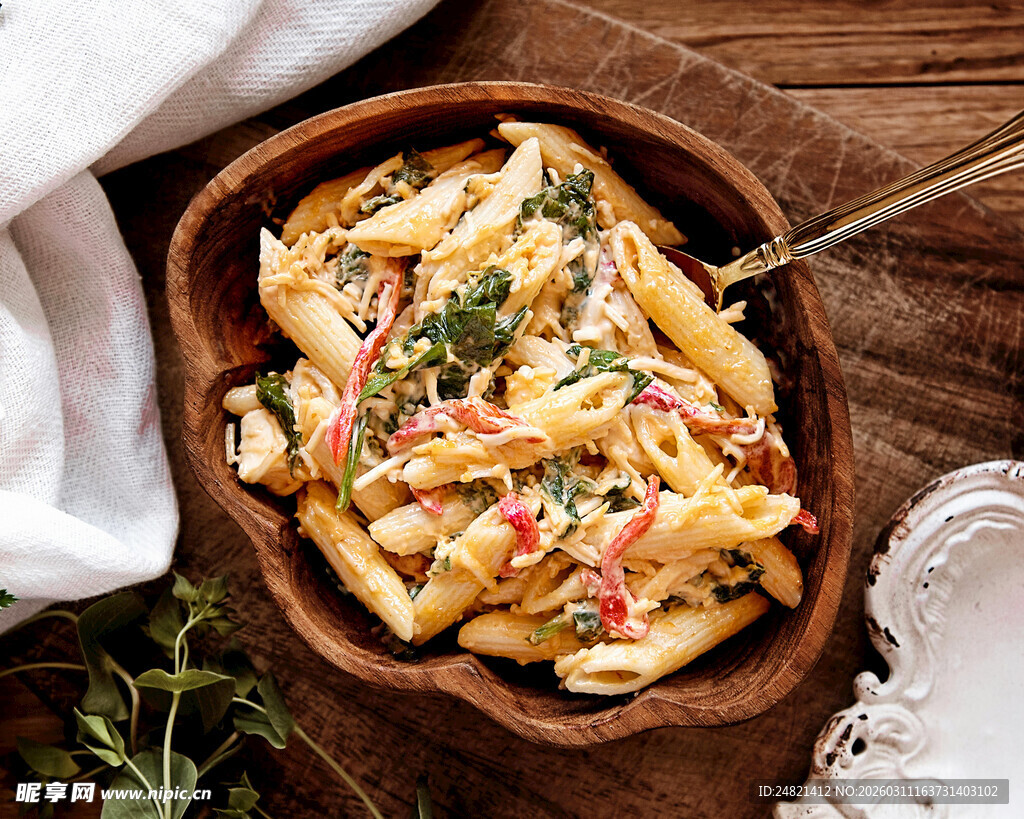 木碗中的美味意面沙拉