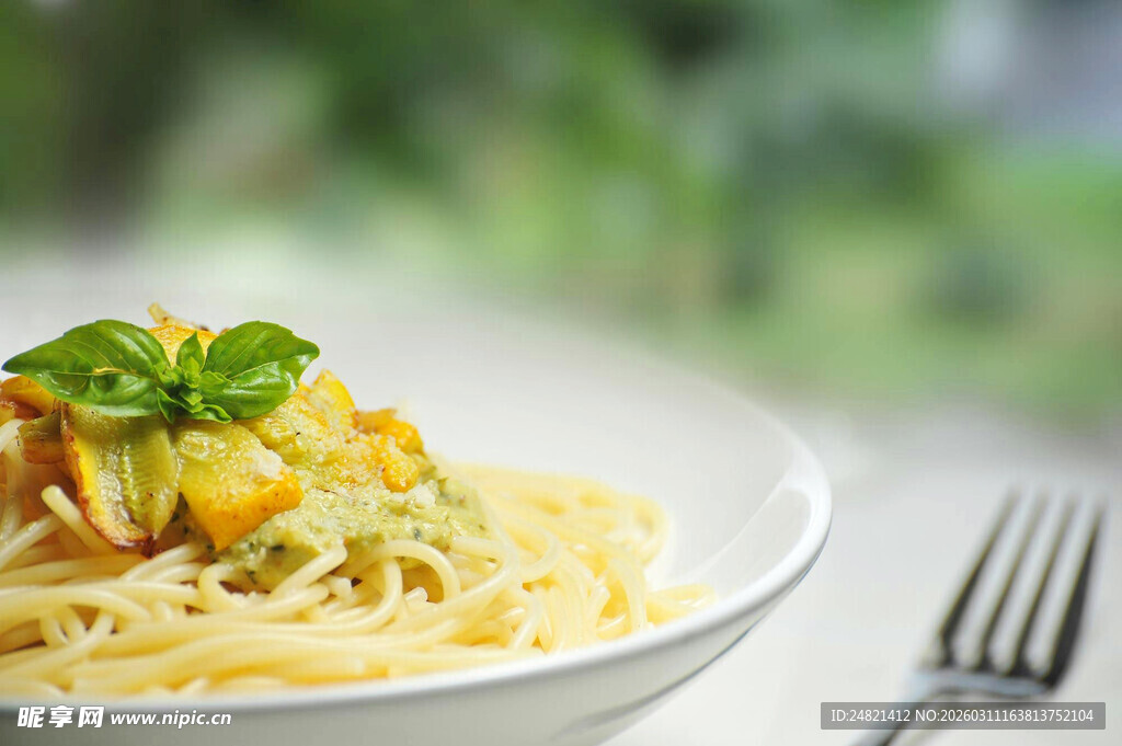 美味意面配新鲜罗勒叶