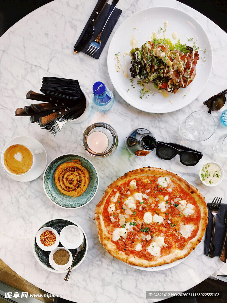 美味披萨与多样餐食组合