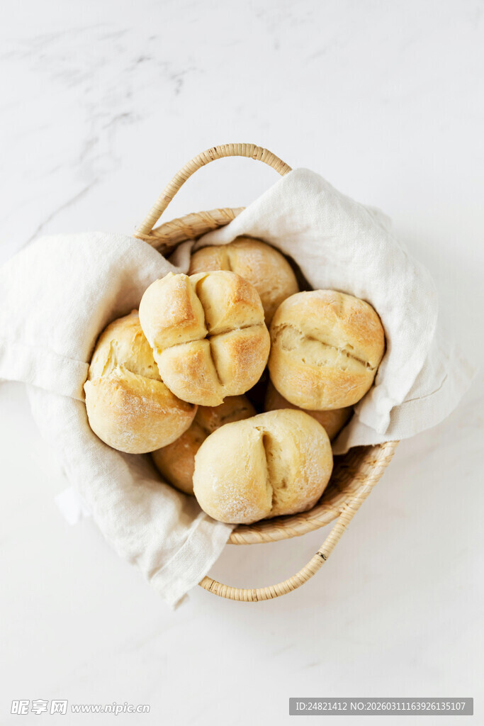 篮子里的美味手工面包