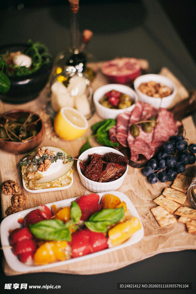 丰盛美味的多样拼盘