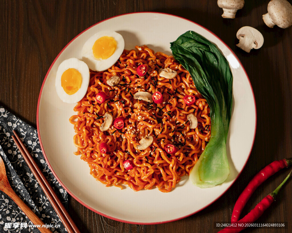 美味鸡肉炒饭配蔬菜