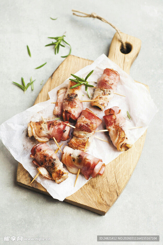木制砧板上的美味烤肉串