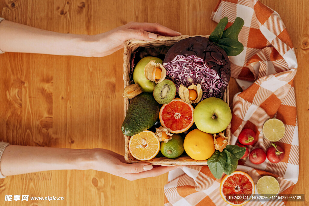 双手捧多彩新鲜蔬果组合