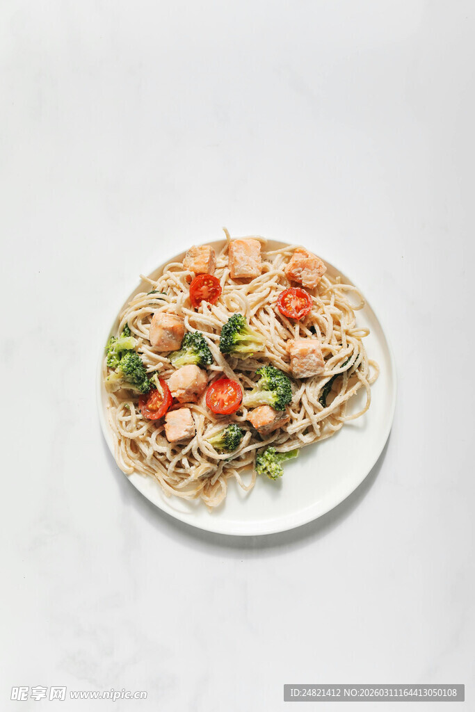 美味炒面摆盘精致诱人