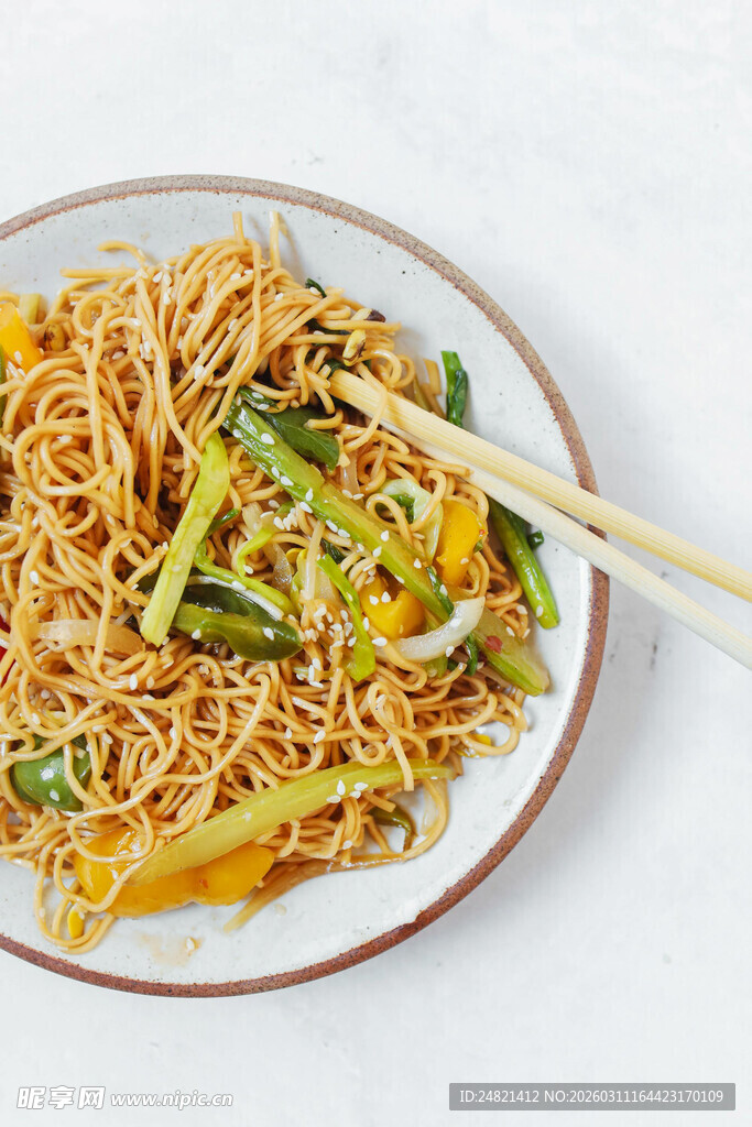 美味炒面配筷子