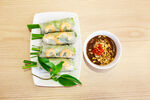 美味春卷配特色蘸料