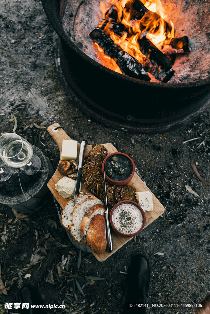 户外篝火旁的美味烘焙食品