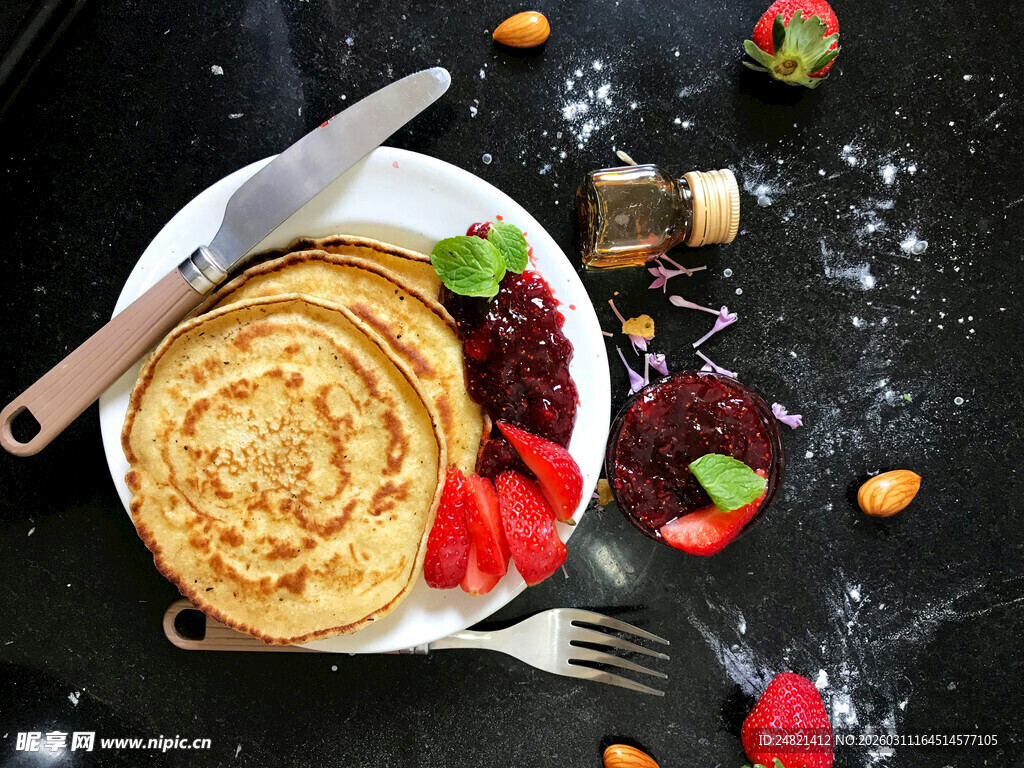 美味松饼配鲜果坚果