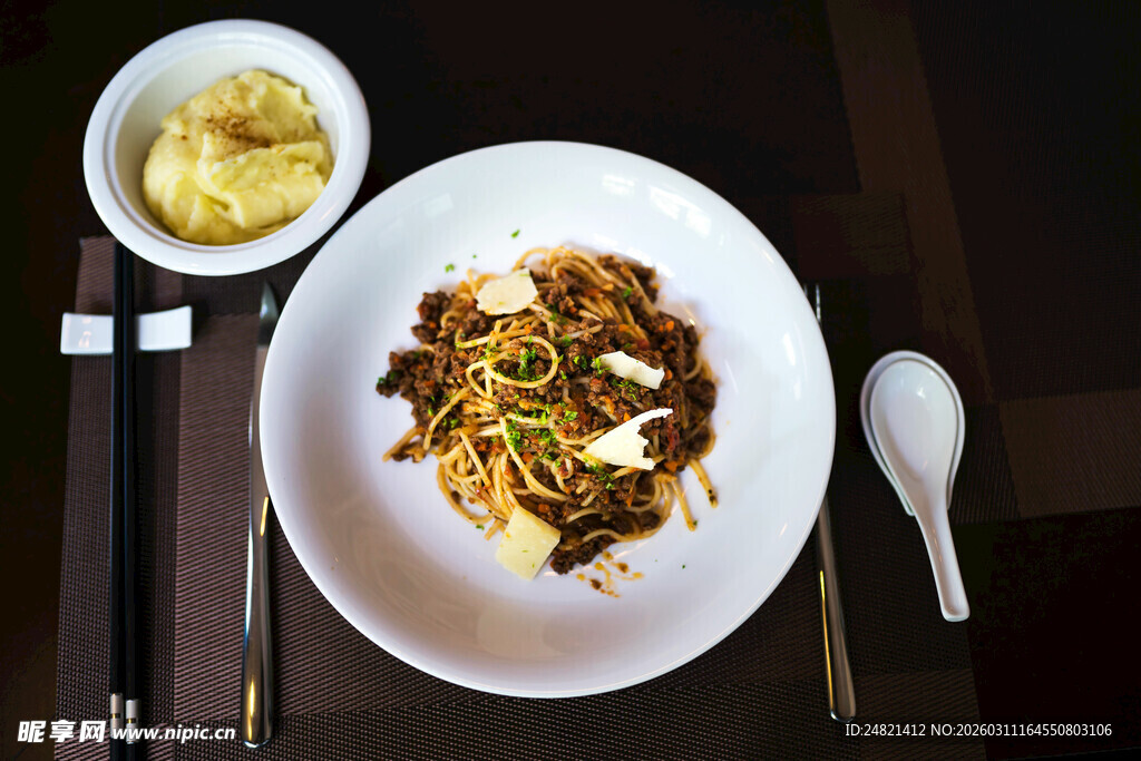 美味牛肉拌面搭配小食
