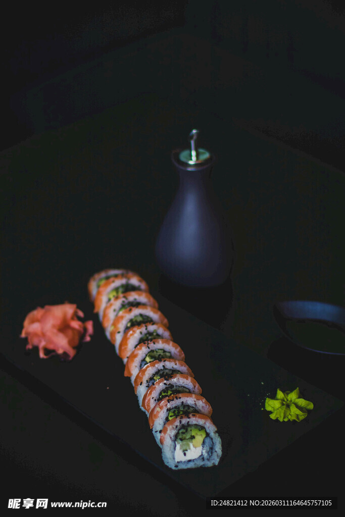 精致寿司与清酒组合