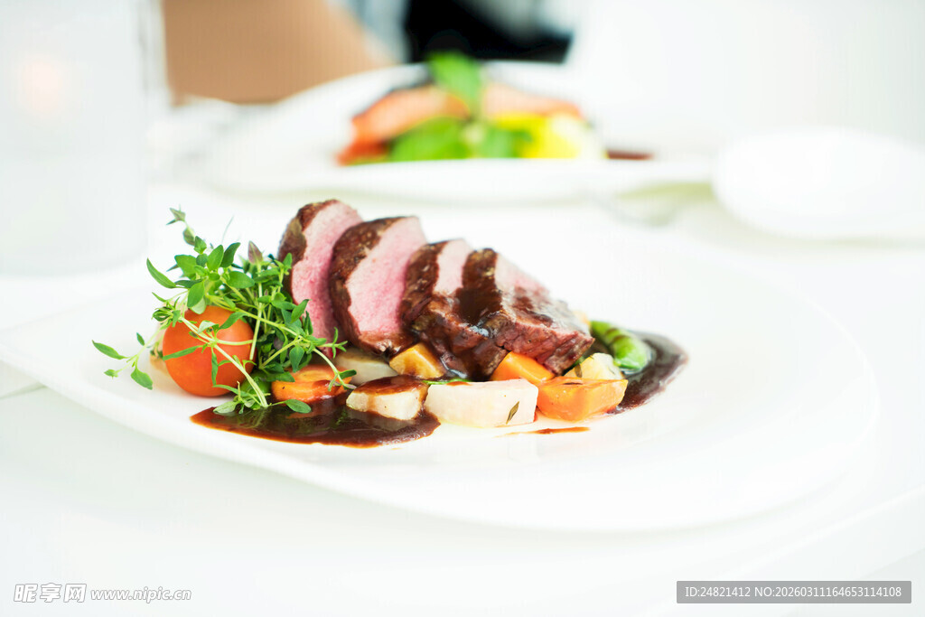 精致摆盘的美味牛排料理