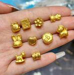 手中的精美足金小饰品