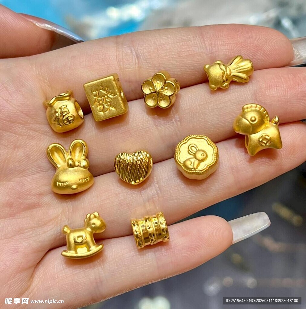 手中的精美足金小饰品
