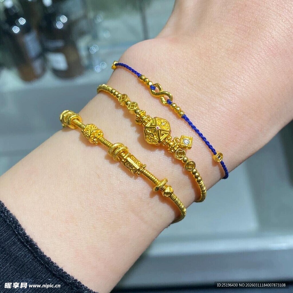 金银饰品手腕上的黄金手链