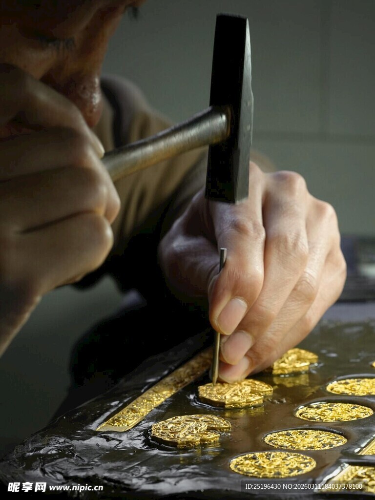 手工打造金饰的匠人