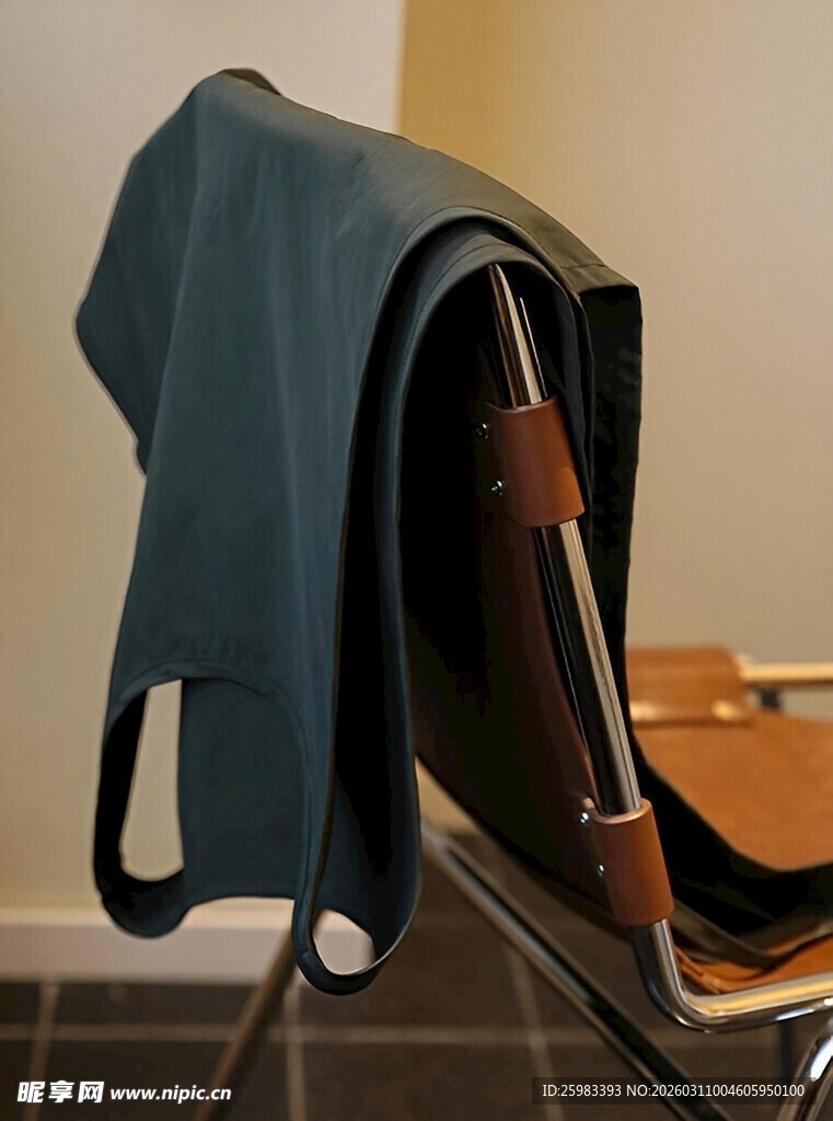 椅上搭着的衣物