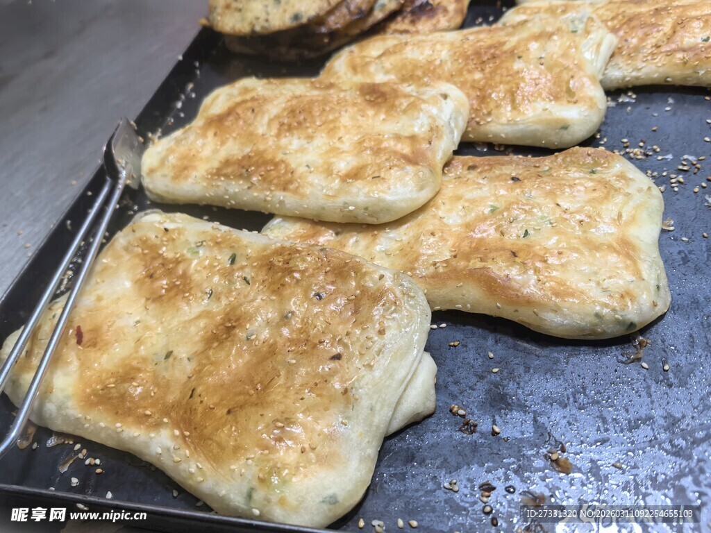 烤制中的美味方形面饼