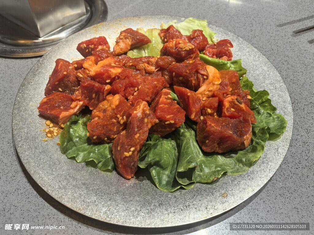 美味炸鸡配鲜绿生菜