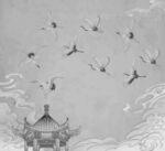 中式阁楼旁飞鸟翔于云间