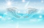 梦幻翅膀于空灵背景中