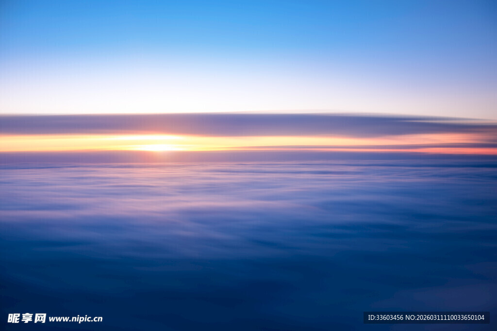 高空云海间的绚丽日出
