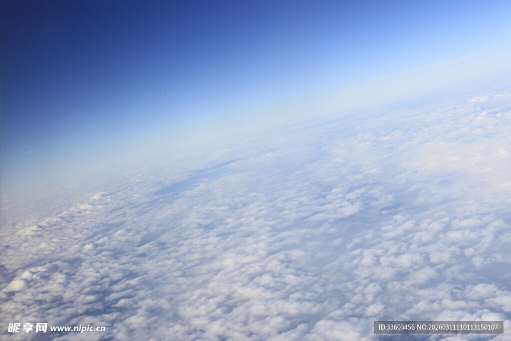 高空俯瞰云海美景