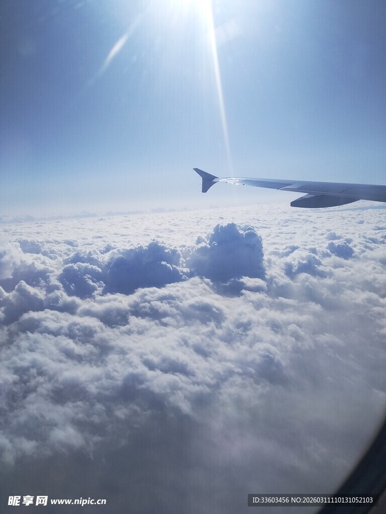 高空俯瞰云海与飞机机翼