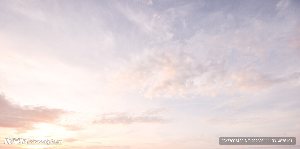 日出时分的绚烂天空