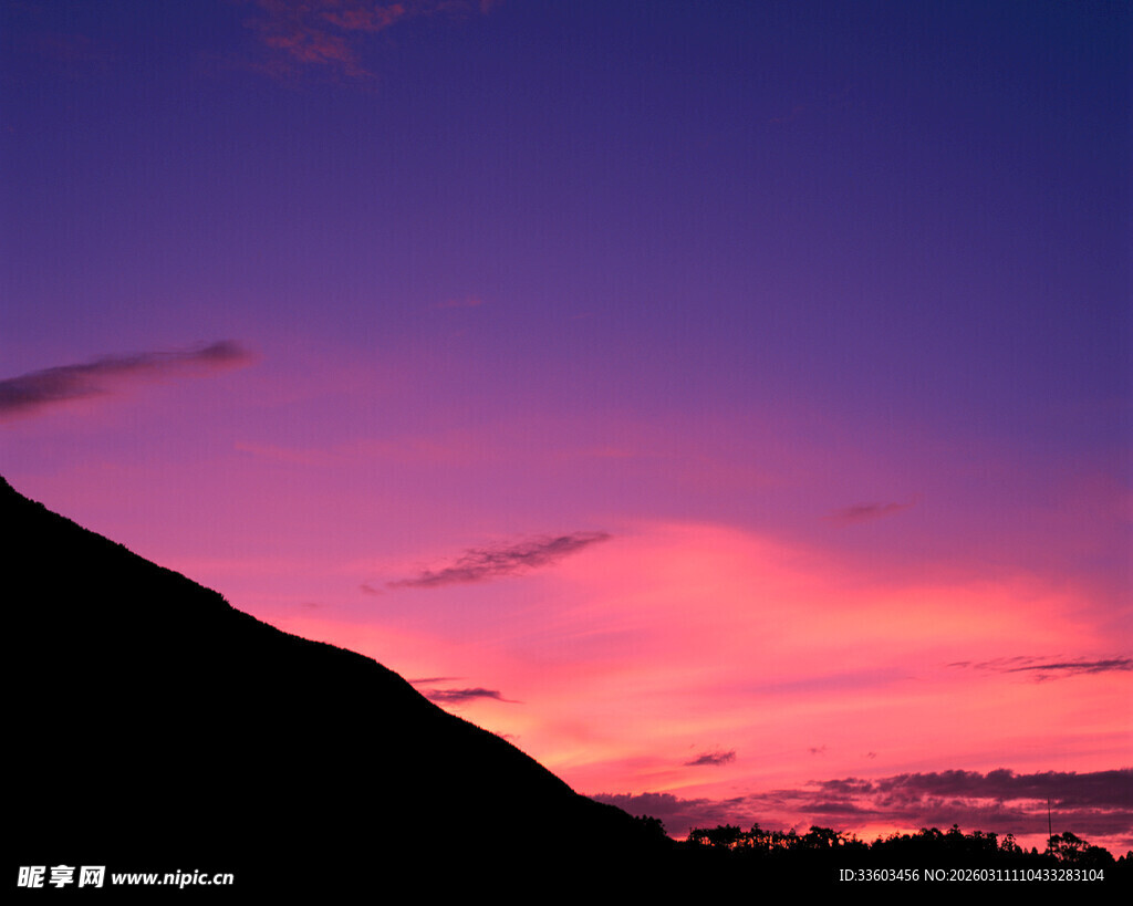 日落时分的山峦美景