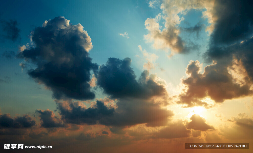 日落时分的绚烂天空