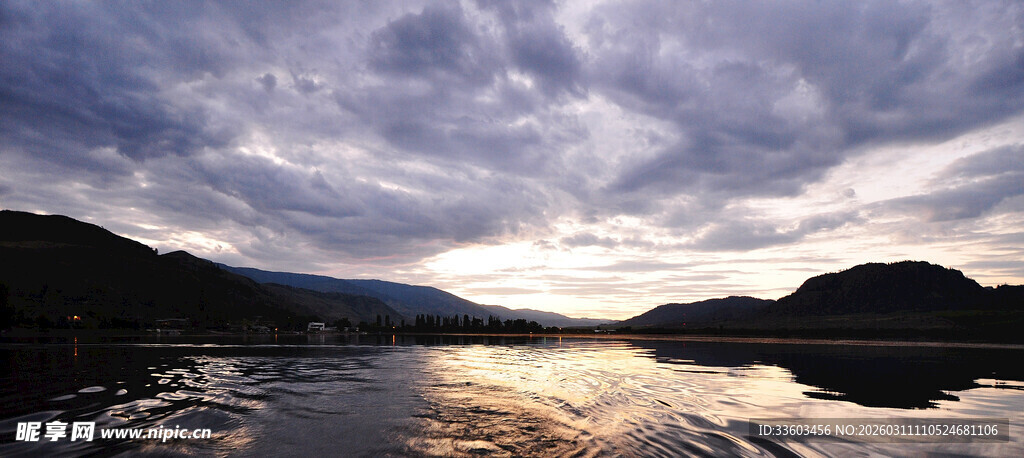 湖畔黄昏美景