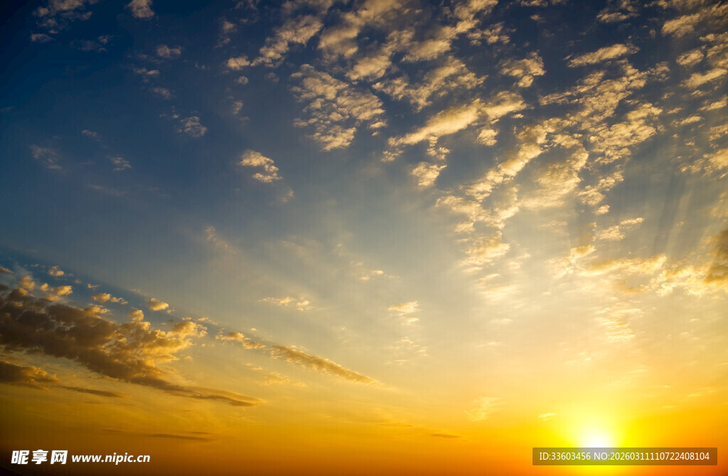 日出时分的绚烂天空
