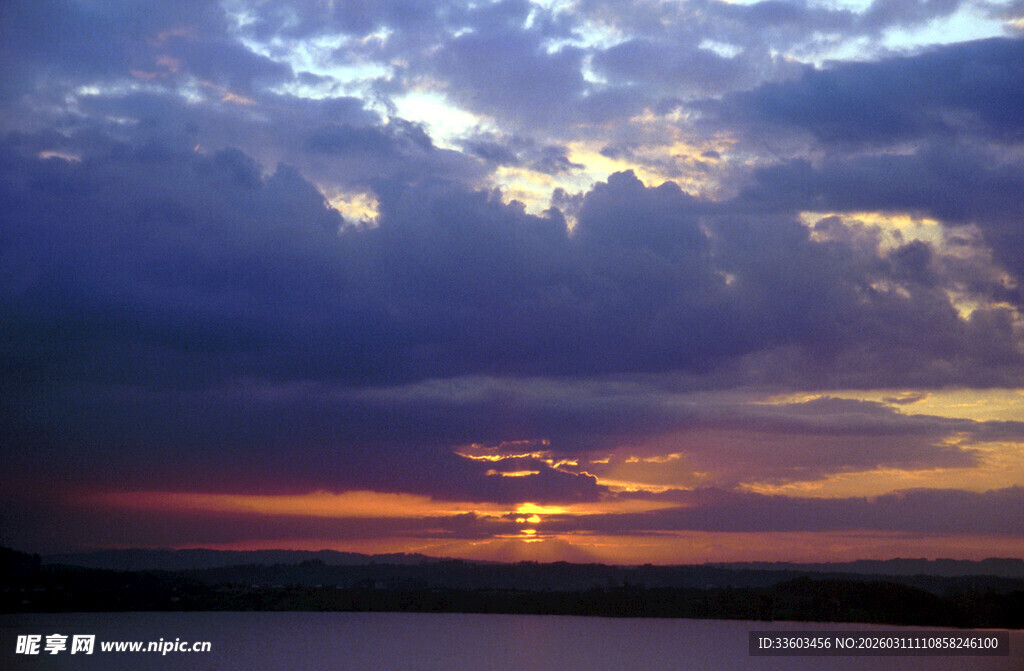 日落时分的绚烂天空