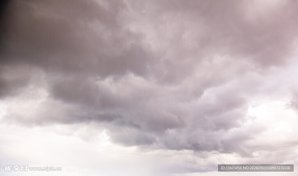 乌云密布的阴沉天空