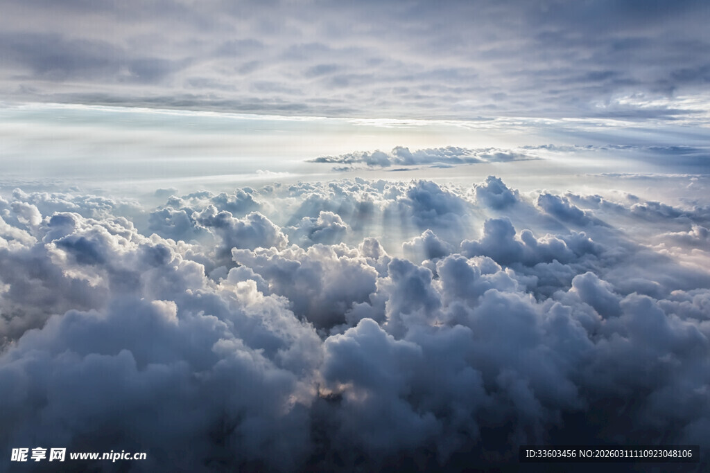 高空俯瞰壮丽云海景观