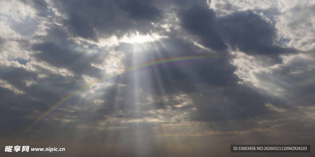 穿透云层的耀眼阳光