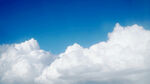 蓝天中的蓬松白云